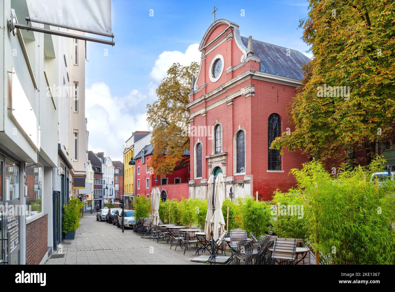 Humboldt Haus (casa rossa) è un punto di incontro internazionale ad Aquisgrana, Germania Foto Stock