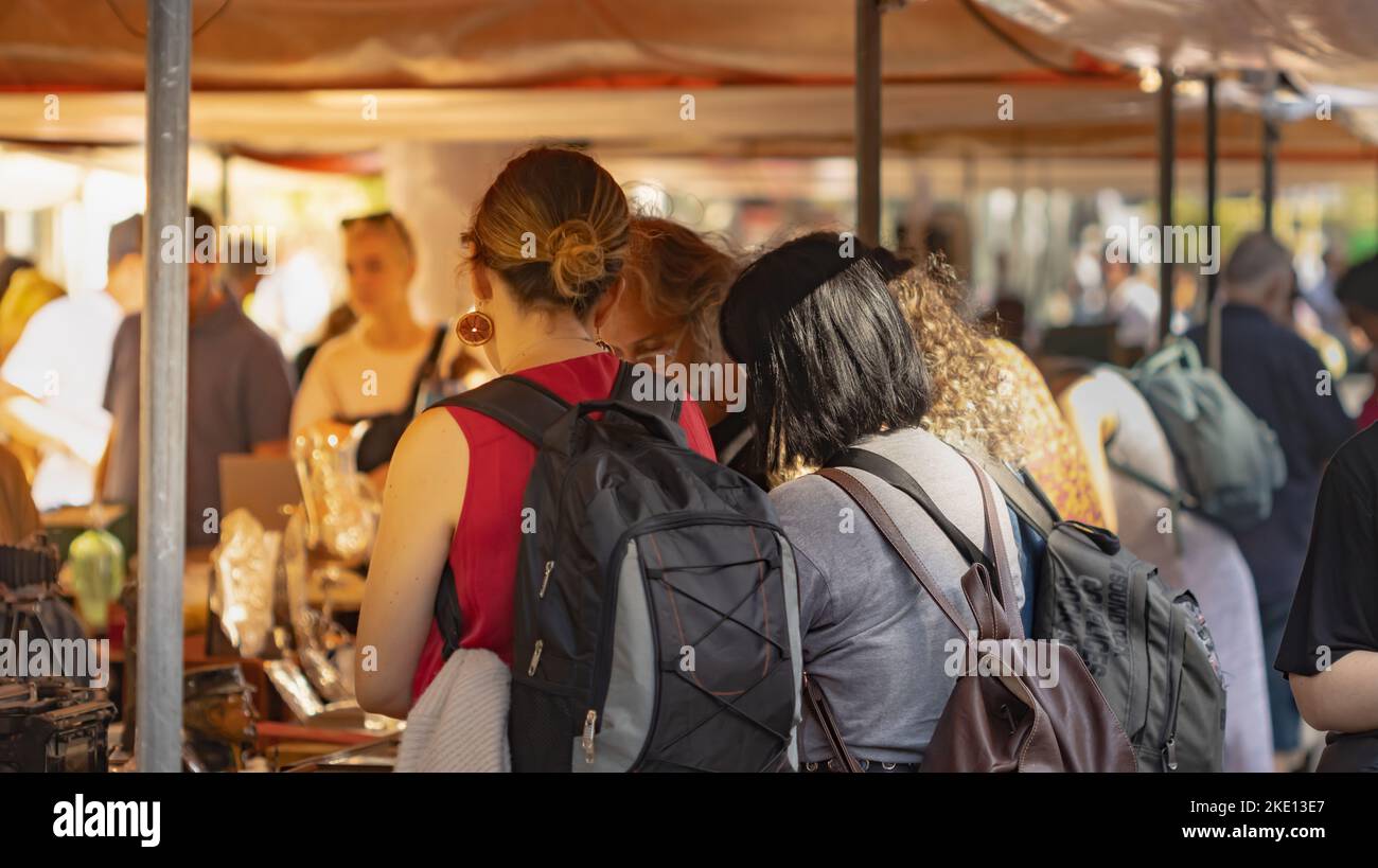 Barcellona, Spagna - 6 ottobre 2022: Ragazze alle spalle di un mercato dell'antiquariato a Barcellona (Spagna). Foto Stock