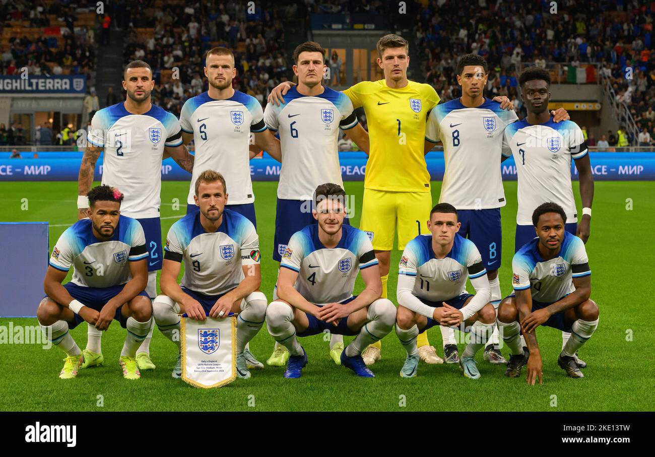 23 Ott 2022 - Italia / Inghilterra - UEFA Nations League - Gruppo 3 - San Siro il Gruppo di squadre inglesi prima della partita della UEFA Nations League contro l'Italia. Nick Pope, Kyle Walker, Reece James, Declan Race, Eric Dier, Harry Maguire, Bukayo Saka, Jude Bellingham, Harry Kane, Raheem Sterling, Phil Foden. Foto : Mark Pain / Alamy Foto Stock