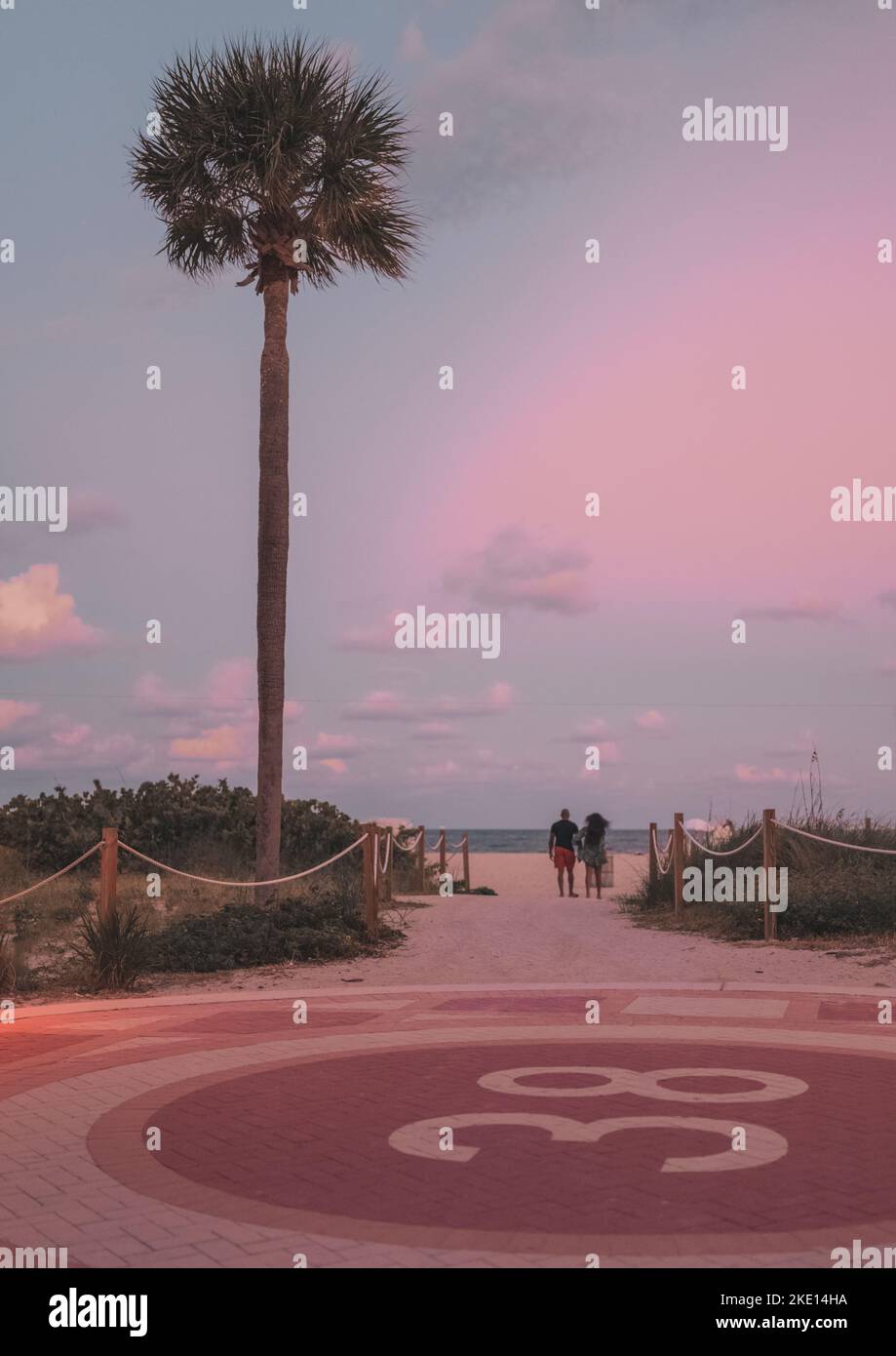 Tramonto coppia spiaggia Palm cielo colori Miami Beach Foto Stock