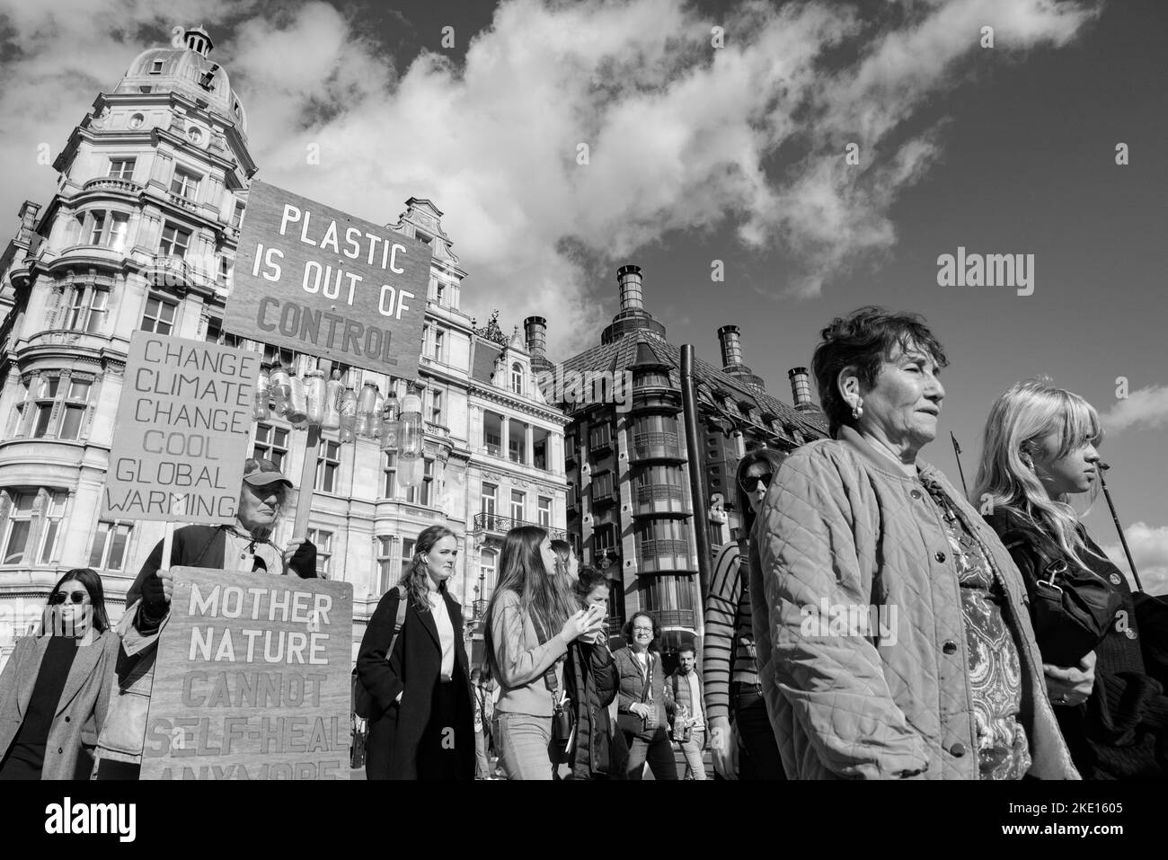 Il vecchio protesta contro la plastica e la poluzione Foto Stock