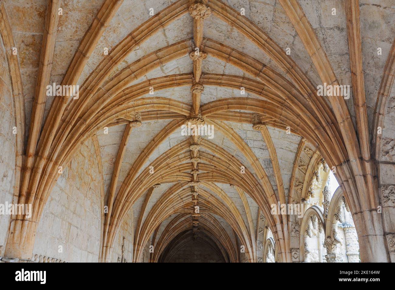 Volte a costola nel chiostro del Monatery di Jerónimos (Mosteiro dos Jerónimos) a Lisbona, Portogallo Foto Stock