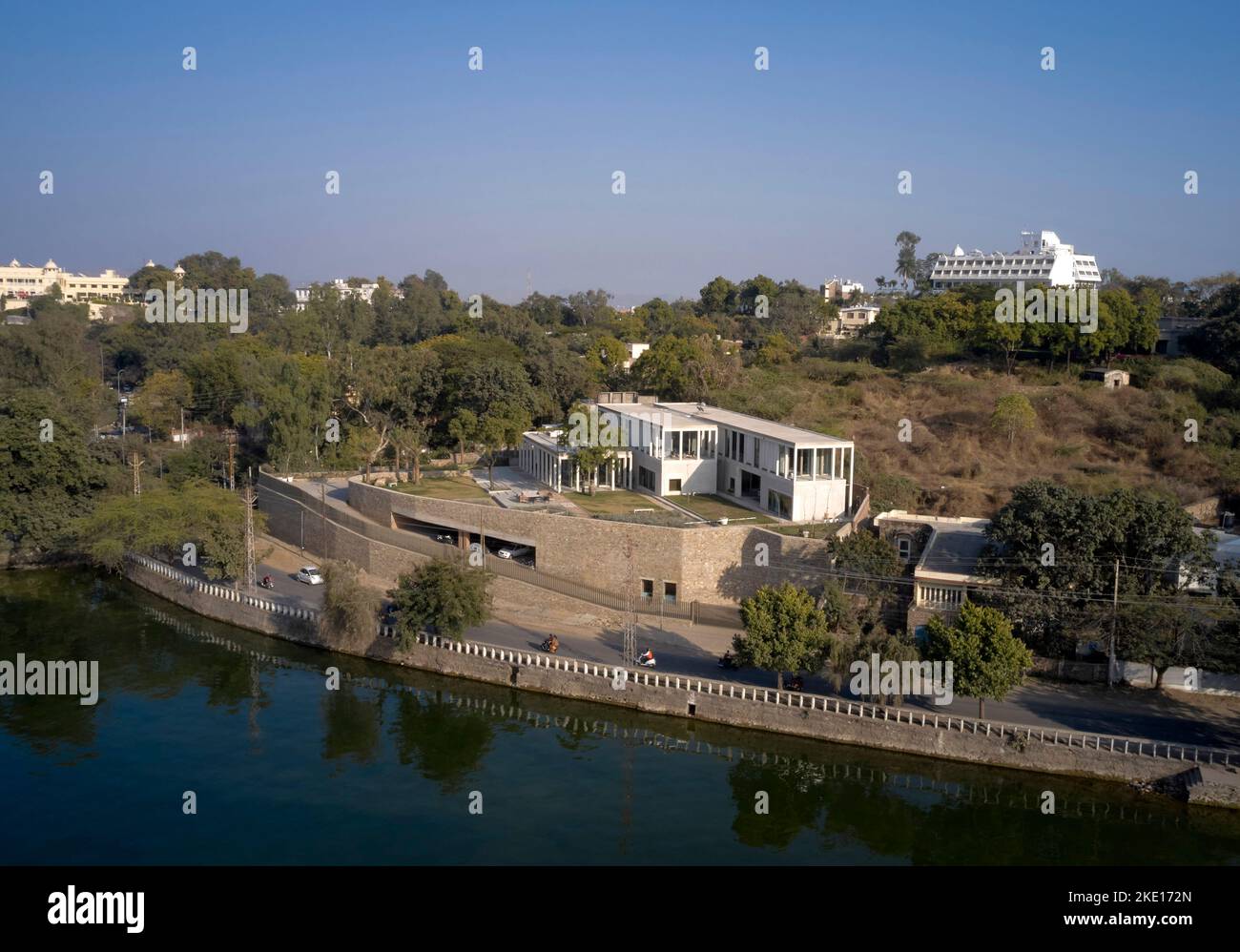 Vista drone. Lake House, Udaipur, India. Architetto: Matra Architects , 2020. Foto Stock
