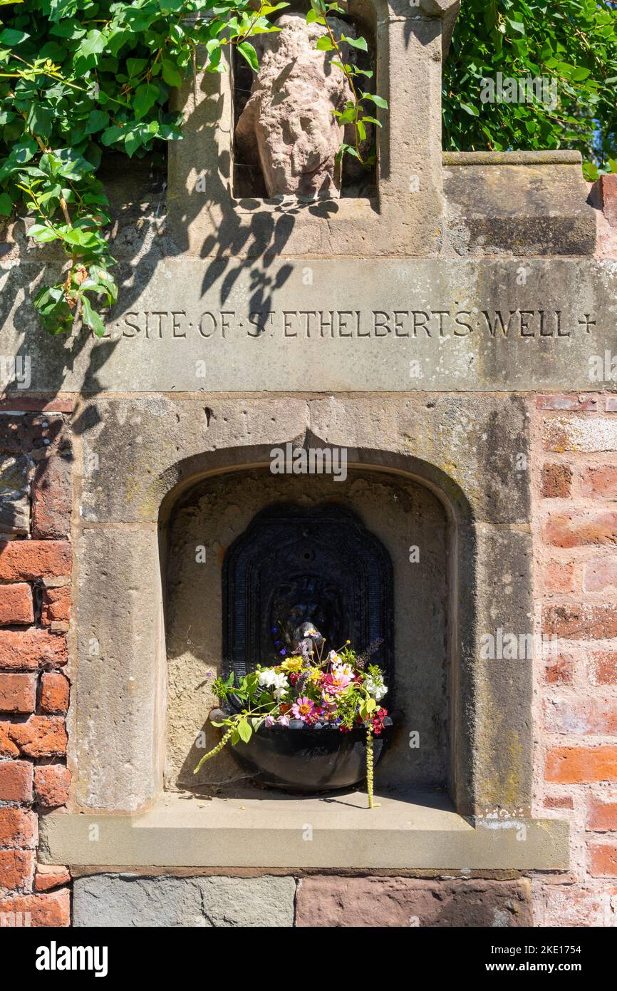 Hereford Wall nicchia con il sito di St Ethelberts bene o il pozzo Sacro o pozzo Sacro Castello Green Hereford Herefordshire Inghilterra Regno Unito GB Europa Foto Stock