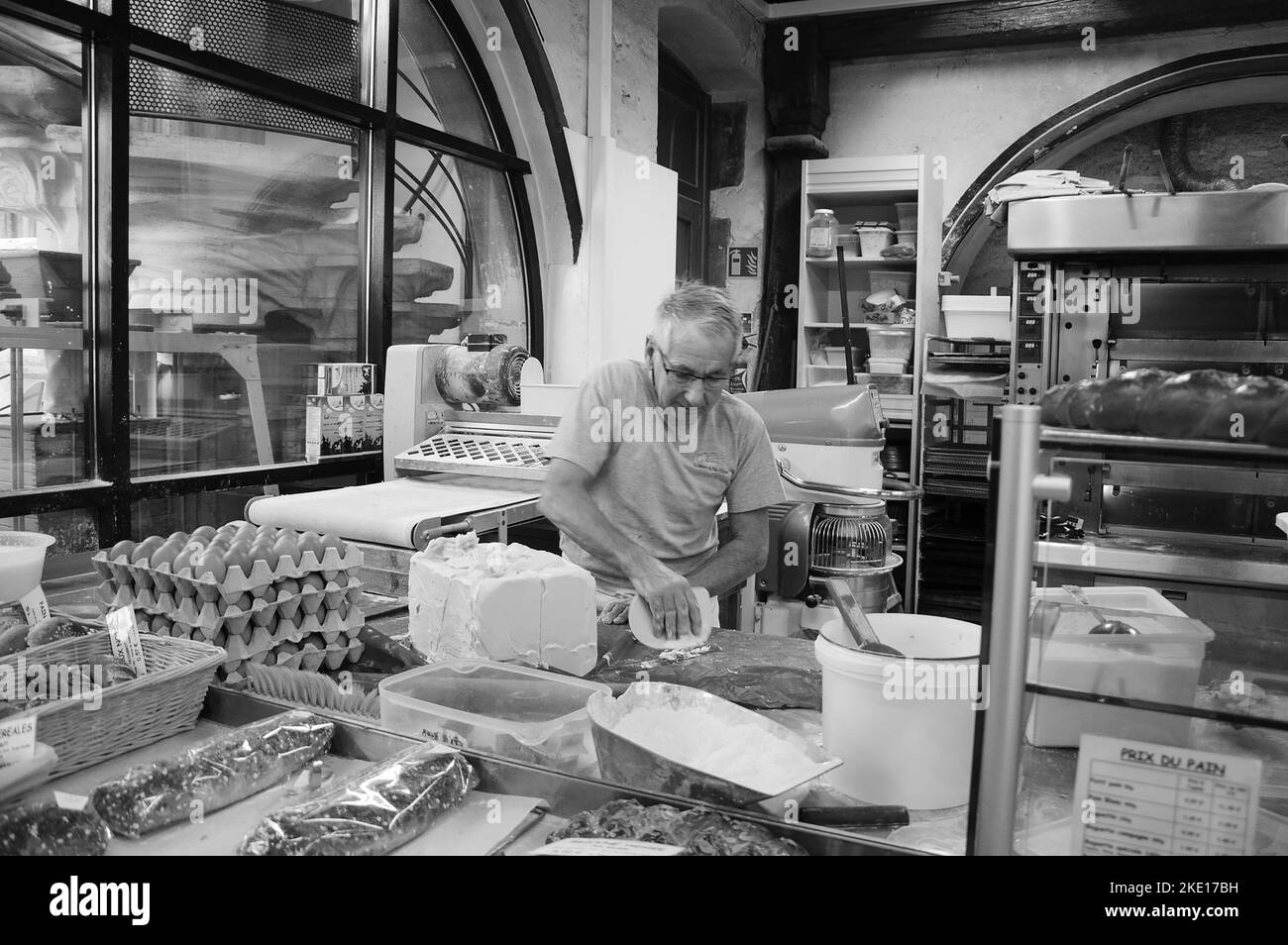 SELESTAT, FRANCIA - 20 DICEMBRE 2015: I panettieri preparano l'impasto per i dolci natalizi presso la casa del pane (la Maison du Pain). Foto Stock