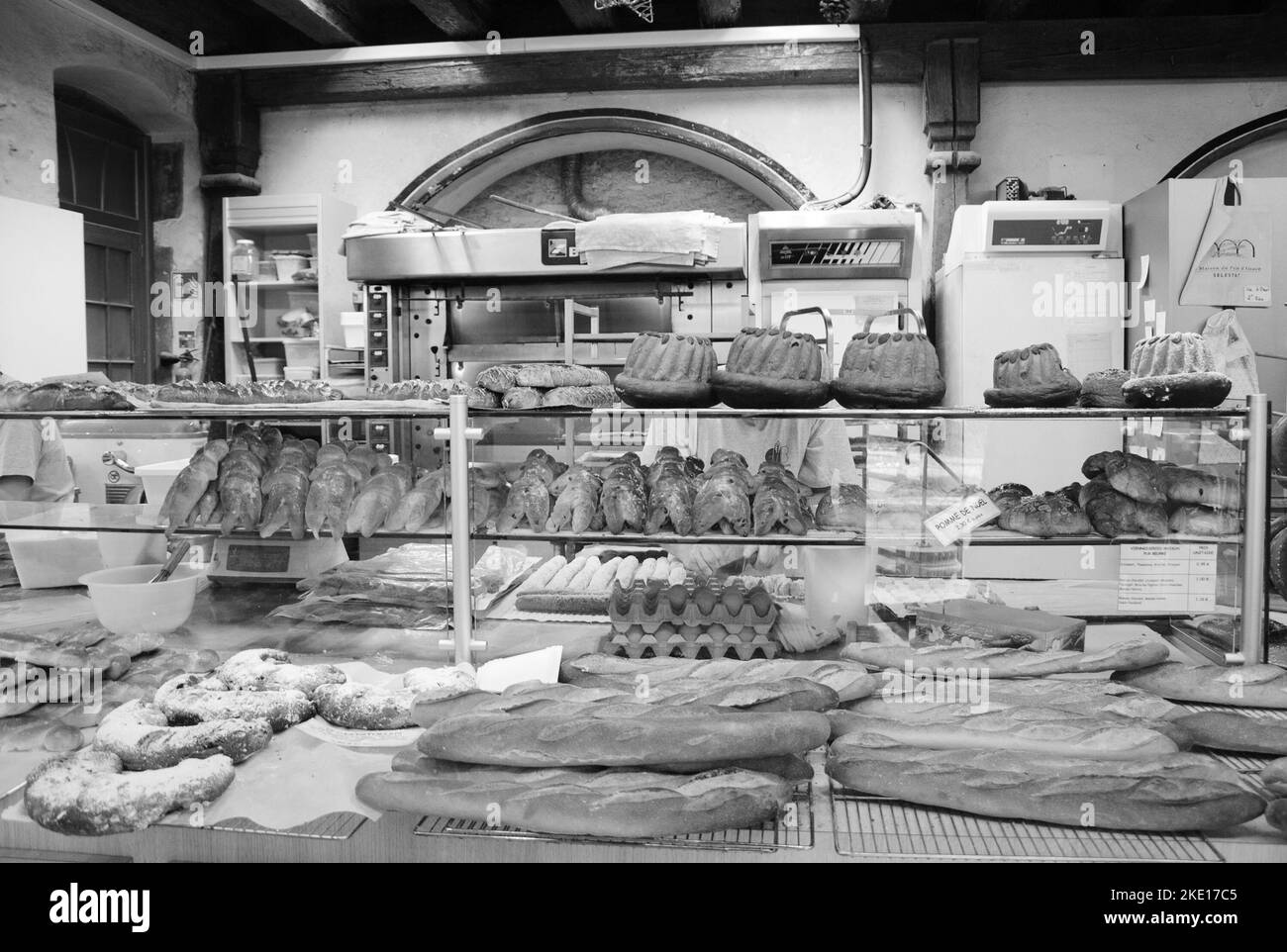 SELESTAT, FRANCIA - 20 DICEMBRE 2015: I panettieri preparano l'impasto per i dolci natalizi presso la casa del pane (la Maison du Pain). Selestat, situato in Alsazia wi Foto Stock