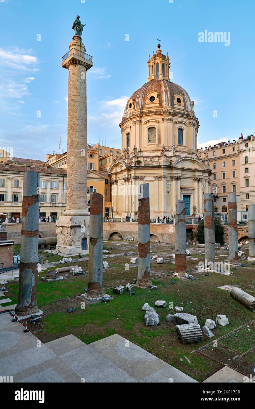 Roma Lazio Italia. La colonna di Traiano e la chiesa di Santa Maria di Loreto al Foro di Traiano Foto Stock