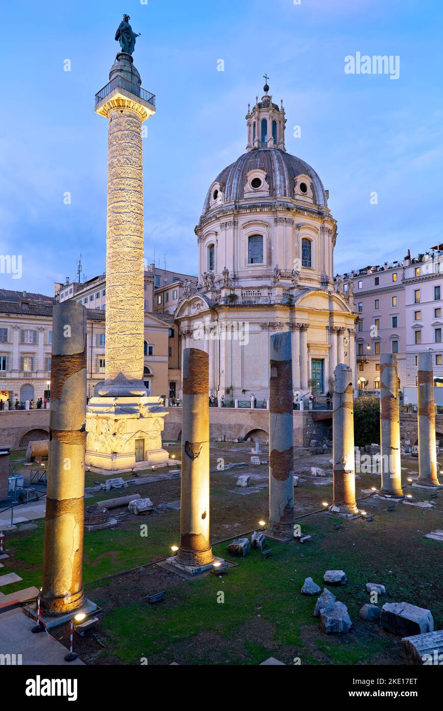 Roma Lazio Italia. La colonna di Traiano e la chiesa di Santa Maria di Loreto al Foro di Traiano Foto Stock