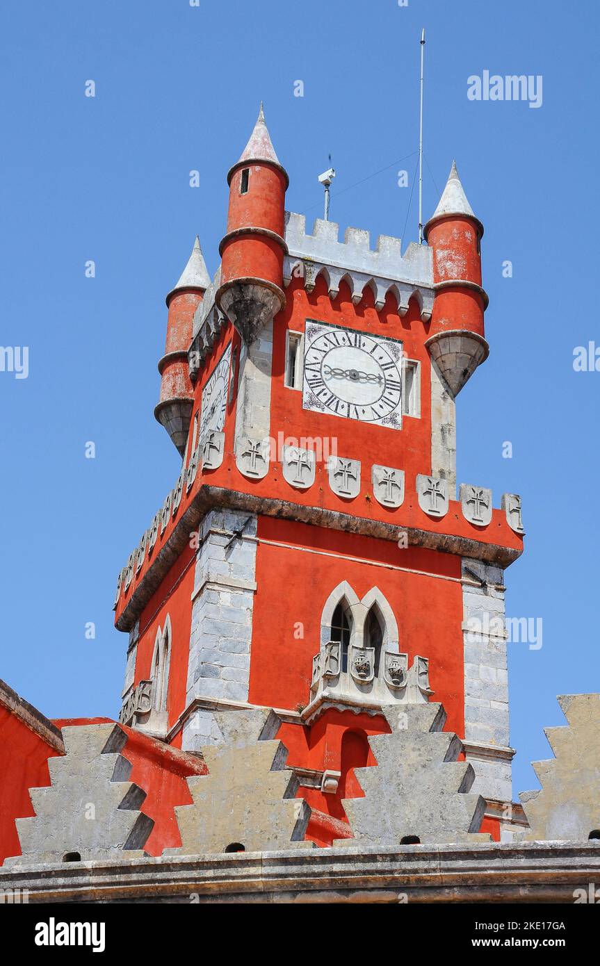 Palacio da pena, monumento nazionale a Sintra, Portogallo. Torre dell'orologio Foto Stock