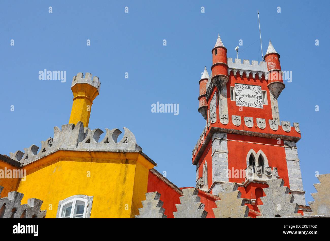 Palacio da pena, monumento nazionale a Sintra, Portogallo. Torre dell'orologio Foto Stock