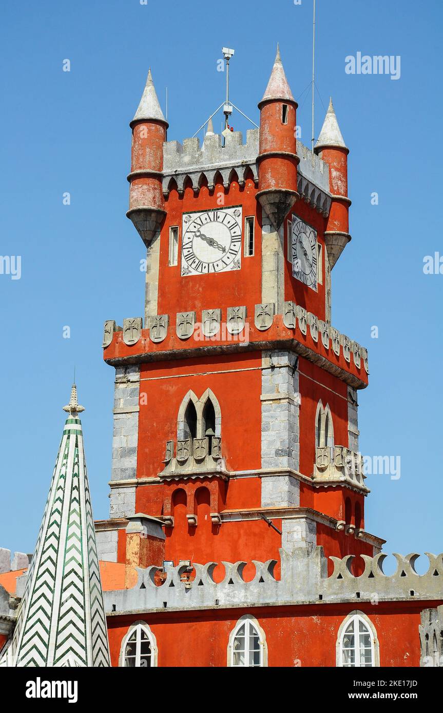Palacio da pena, monumento nazionale a Sintra, Portogallo. Torre dell'orologio Foto Stock