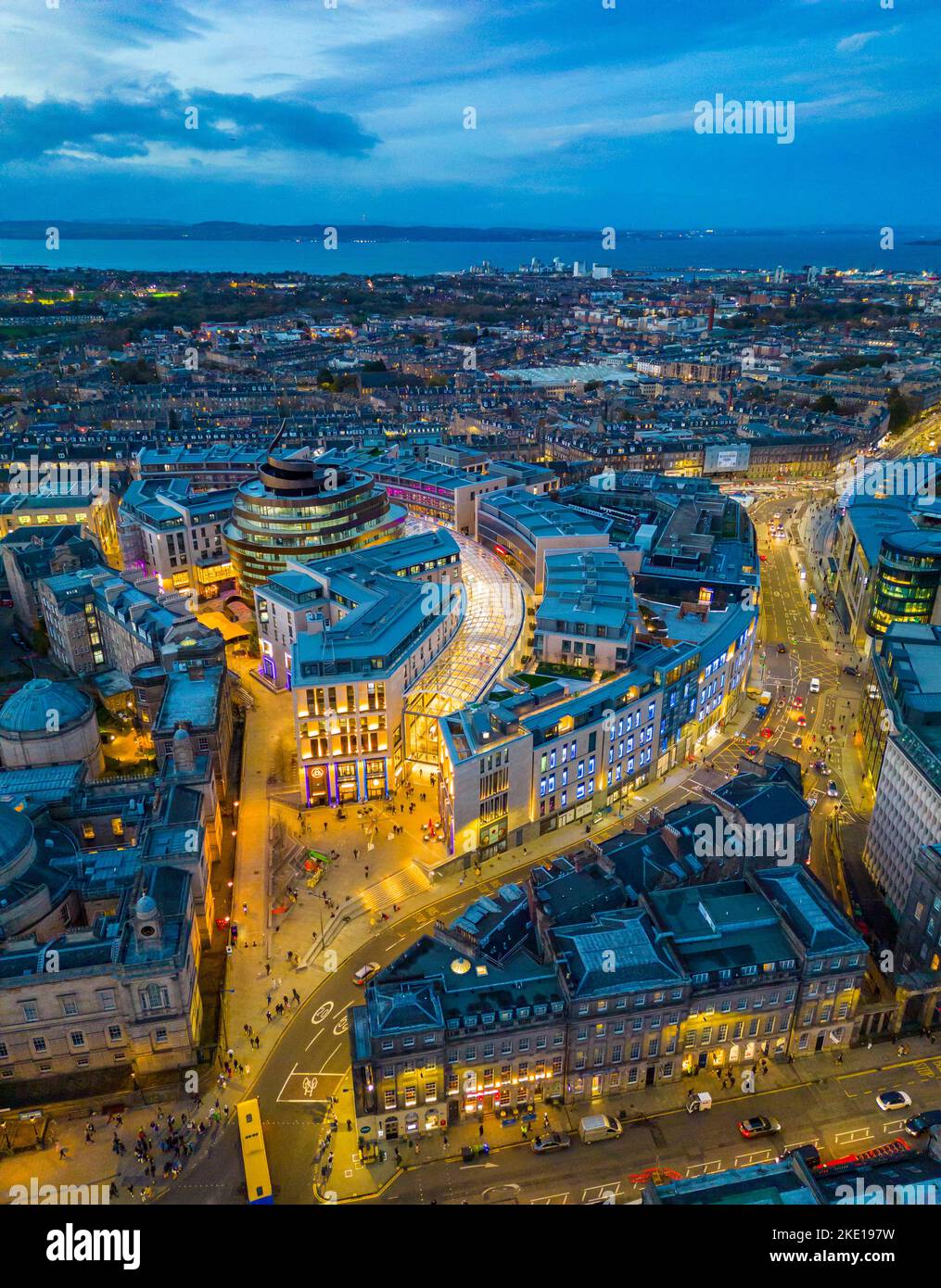 Vista aerea dal drone al crepuscolo del nuovo quartiere di St James, dello shopping e dello sviluppo residenziale e dello skyline di Edimburgo, Scozia, Regno Unito Foto Stock