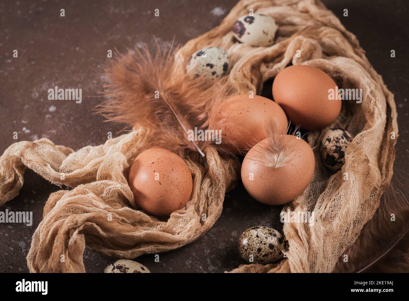 Buono Pasqua con uova di colore naturale Foto Stock