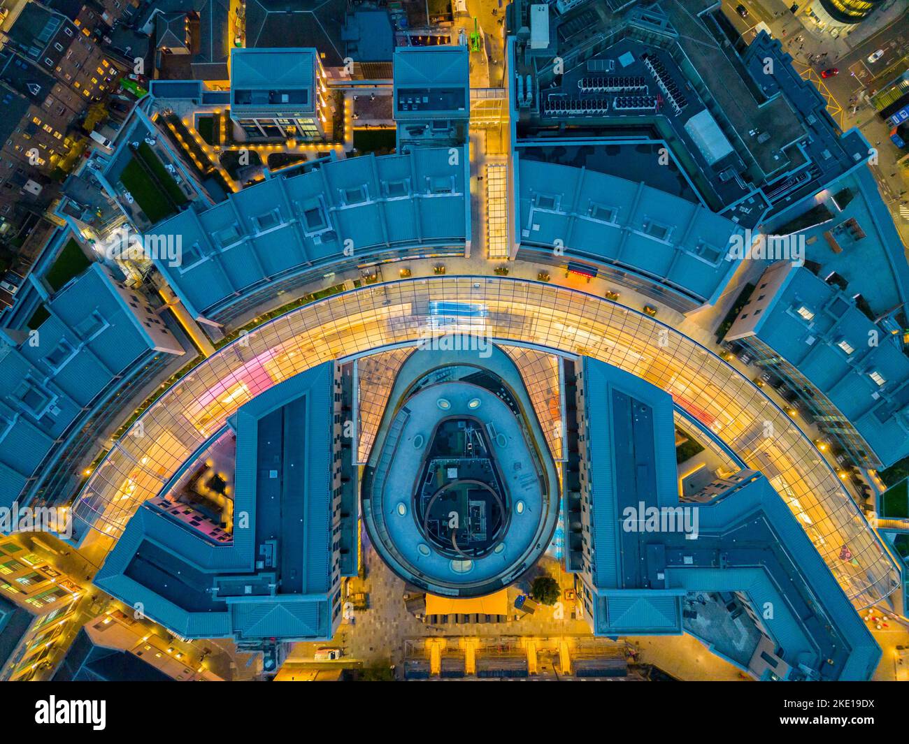 Vista aerea dal drone al crepuscolo del nuovo quartiere di St James e dello sviluppo residenziale di Edimburgo, Scozia, Regno Unito Foto Stock