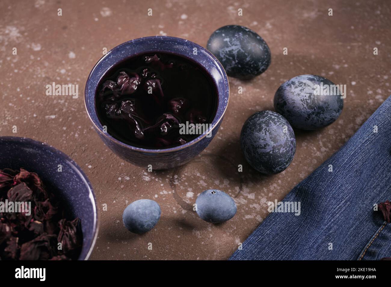 Processo di tintura delle uova con vernici naturali per Pasqua. Foto Stock