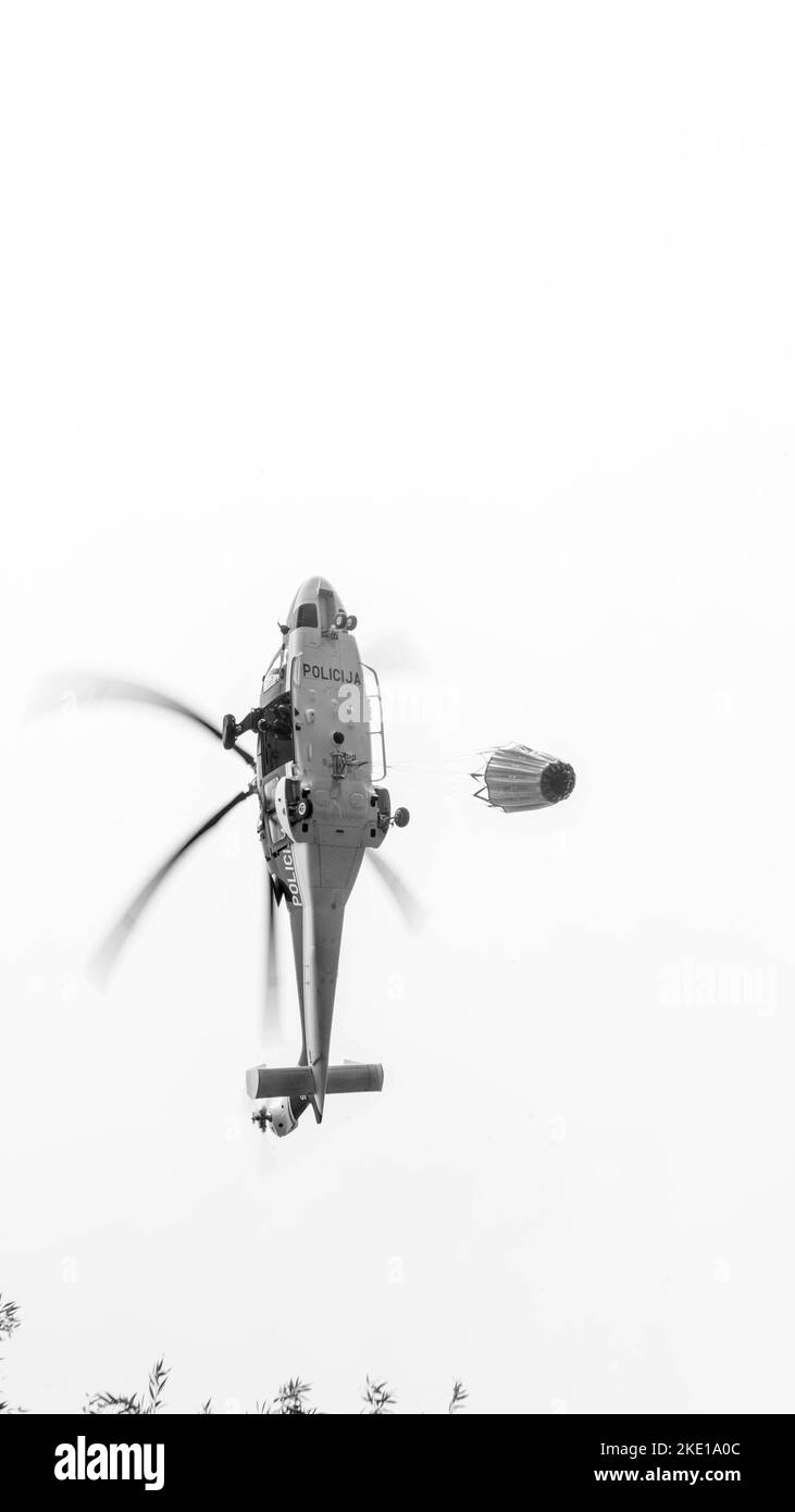 Un colpo verticale di un elicottero della polizia che vola in aria Foto Stock