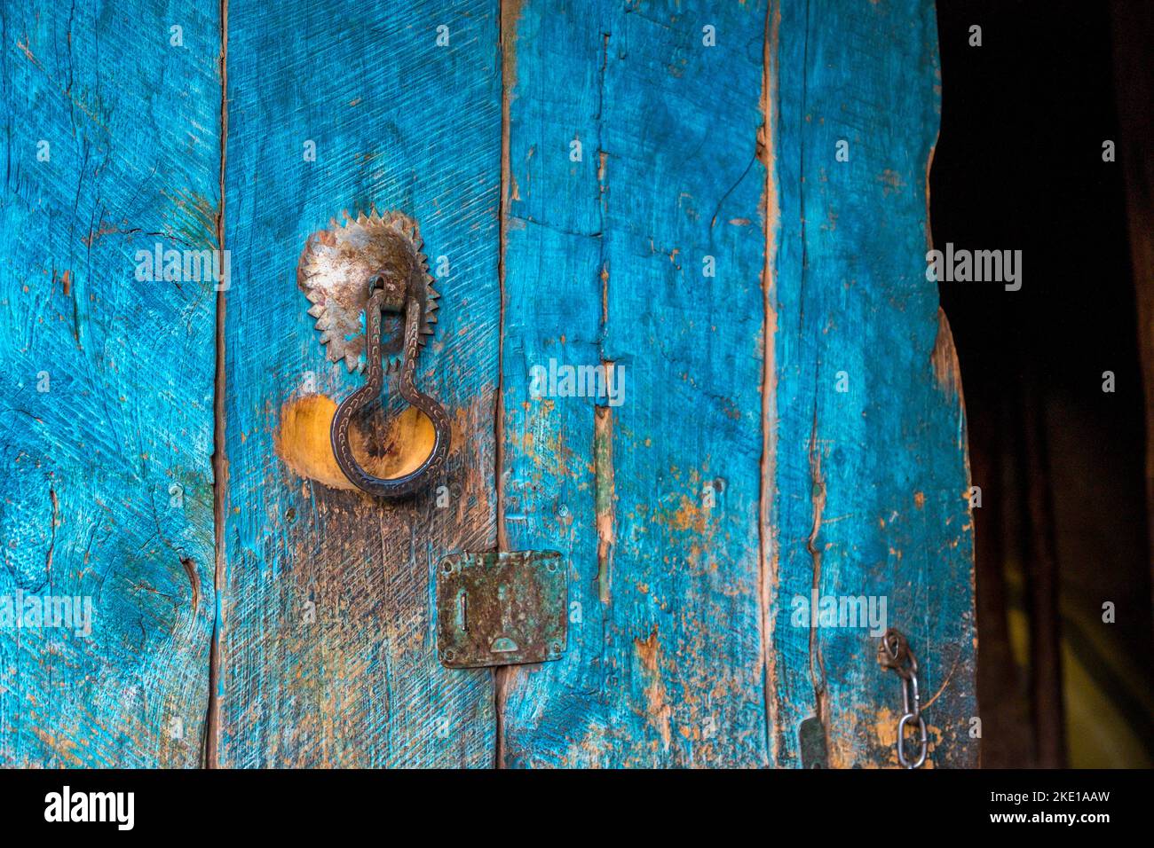 Vecchia maniglia porta su porta di legno nel villaggio berbero , montagne Atlas, Marocco Foto Stock