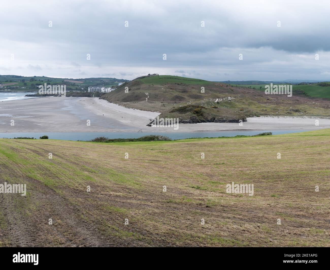 Pittoresche colline nel sud dell'Irlanda, una vista sul mare Clonakilty. Nuvoloso, tempo piovoso. Paesaggi lungo la Wild Atlantic Way. Natura di Foto Stock