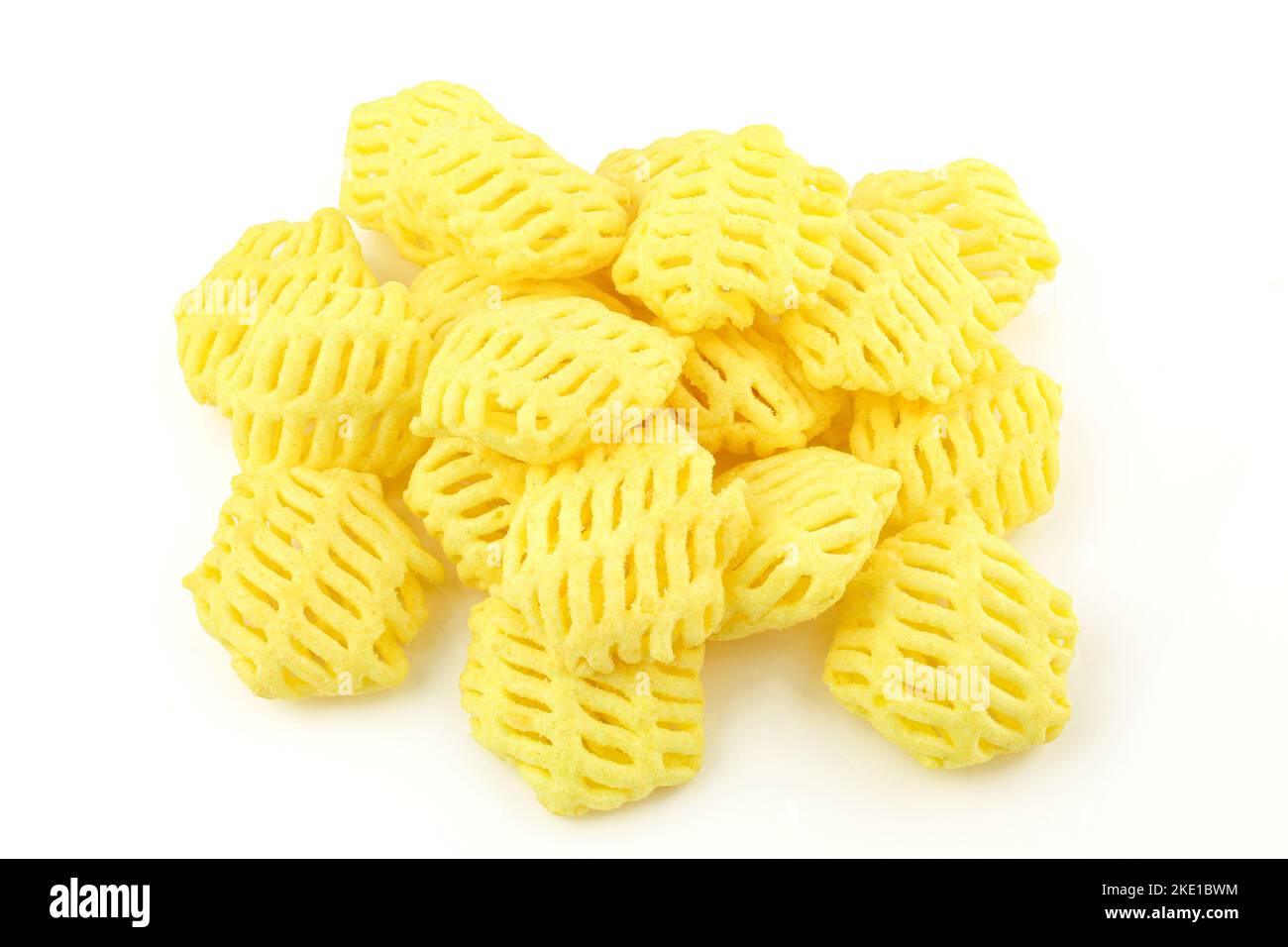 Mucchio di snack fritti salati isolati su sfondo bianco. Antipasto leggero e croccante Foto Stock