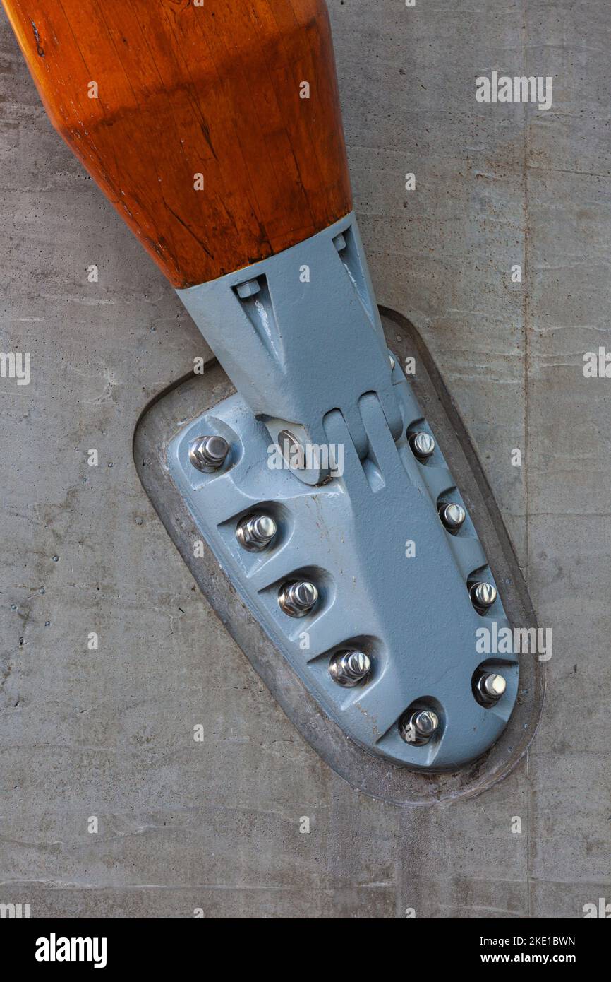 Massiccia struttura imbullonata che sostiene colonne di legno circolari laminate che sostengono una struttura di tetto a Richmond British Columbia Canada Foto Stock