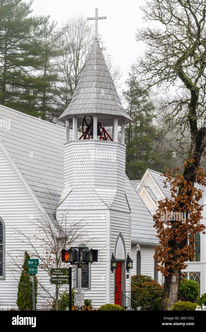 Chiesa dell'Incarnazione su Main Street nella località turistica di montagna di Highlands, North Carolina. (USA) Foto Stock