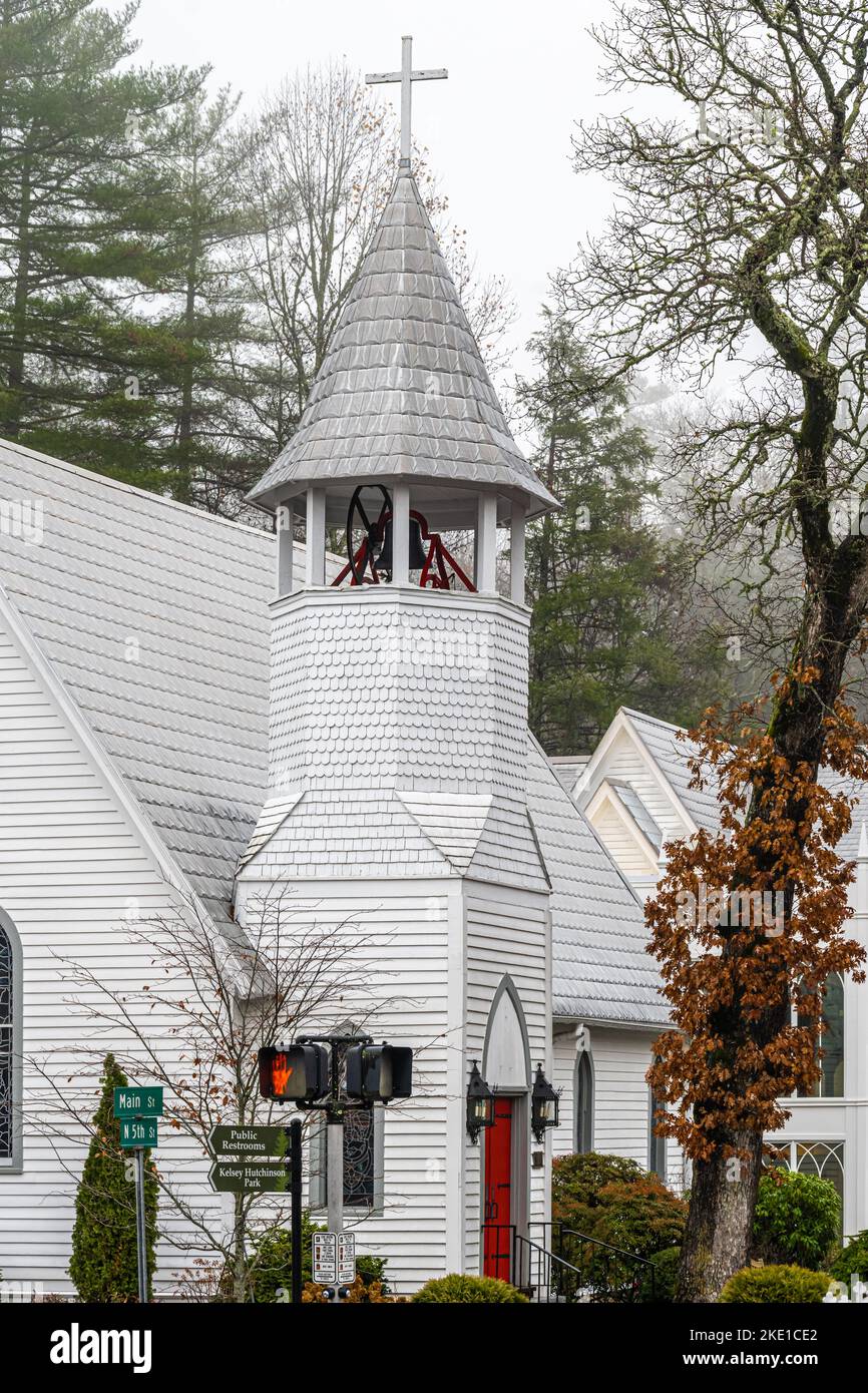 Chiesa dell'Incarnazione su Main Street nella località turistica di montagna di Highlands, North Carolina. (USA) Foto Stock Chiesa dell'Incarnazione su Main Street nella località turistica di montagna di Highlands, North Carolina. (USA) Foto Stock
