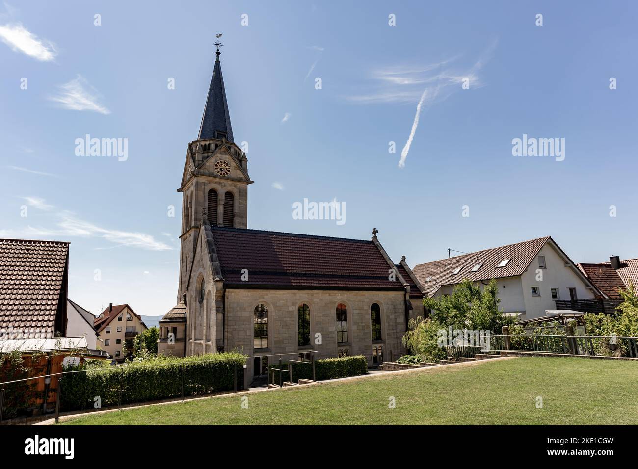 La Chiesa di Evangelische Kirche Haslach a Walddorfhaslach, Germania, con prato verde Foto Stock