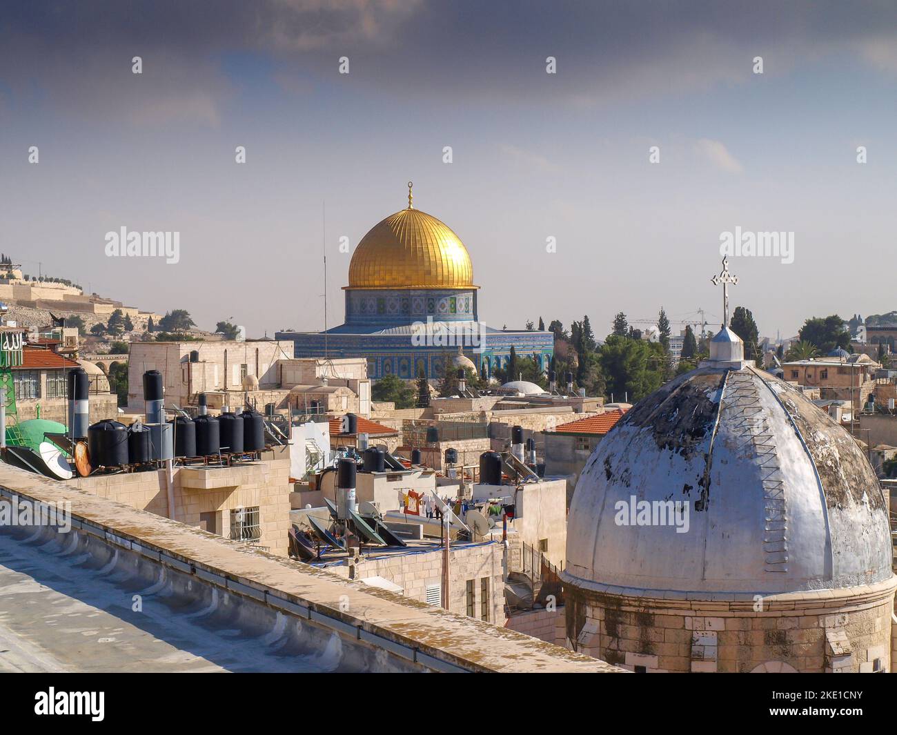 Cupola della roccia a Gerusalemme, Israele. Vista dal tetto dell'Ospizio austriaco. Foto Stock
