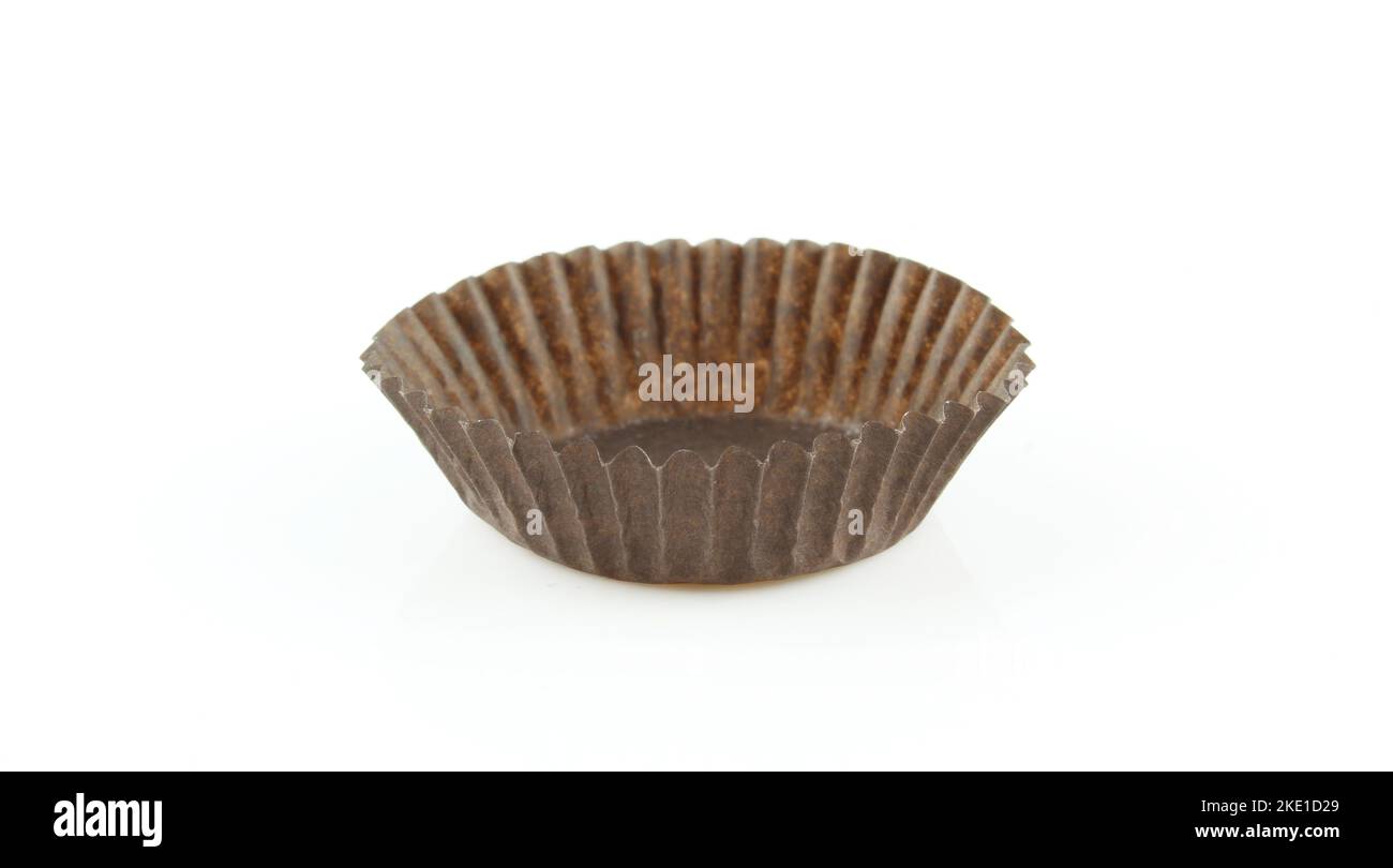 Tazza di carta piccola e corta. Contenitore per cupcake per muffin isolato su sfondo bianco Foto Stock