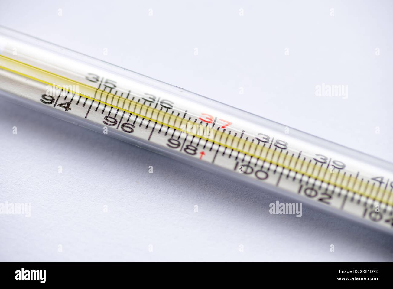 Primo piano di un termometro isolato su sfondo bianco. Malattia, malessere concetto medico. Foto Stock