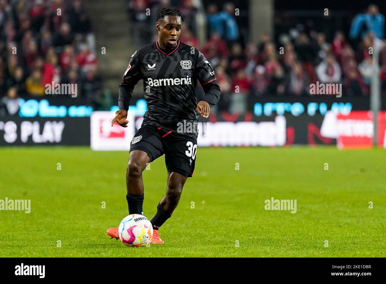 COLONIA, GERMANIA - NOVEMBRE 9: JEREMIE Frimpong di Bayer 04 Leverkusen durante la partita della Bundesliga tra il 1. FC Koln e Bayer 04 Leverkusen al RheinEnergieStadion il 9 novembre 2022 a Colonia, Germania (Foto di René Nijhuis/Orange Pictures) Foto Stock