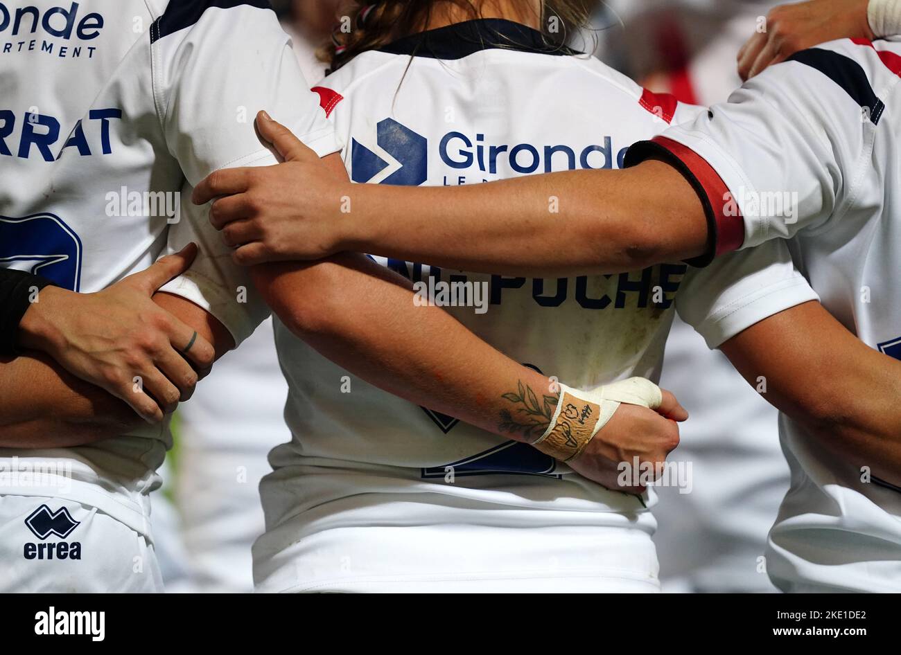 La Francia collega le armi durante un huddle di squadra durante la partita di Coppa del mondo di Rugby femminile di gruppo B al LNER Community Stadium, York. Data immagine: Mercoledì 2 novembre 2022. Foto Stock