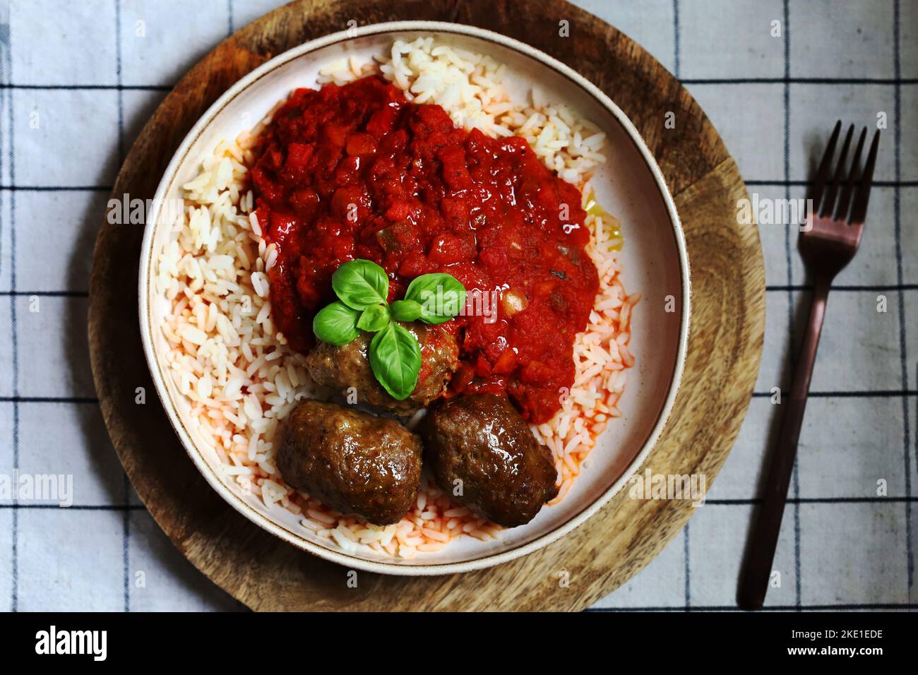 Riso con polpette e salsa di pomodoro. Foto Stock