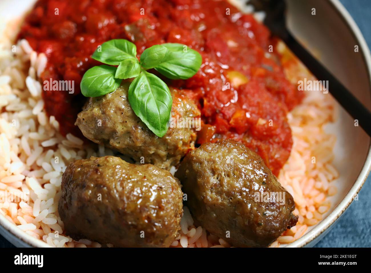 Riso con polpette e salsa di pomodoro. Foto Stock