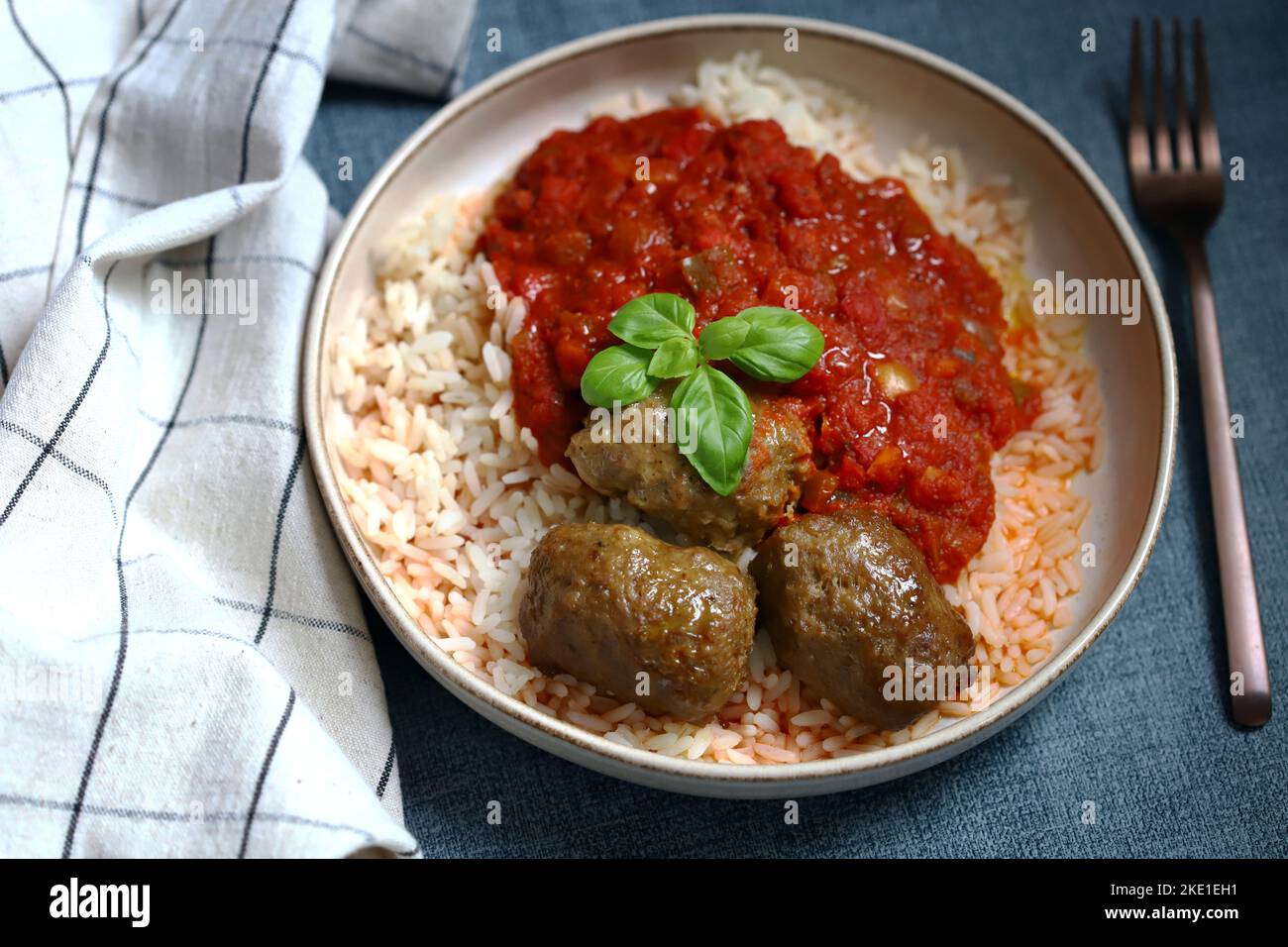 Riso con polpette e salsa di pomodoro. Foto Stock