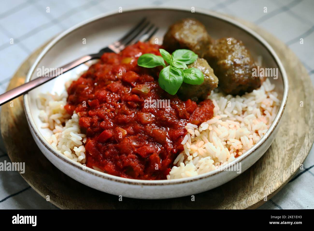 Riso con polpette e salsa di pomodoro. Foto Stock