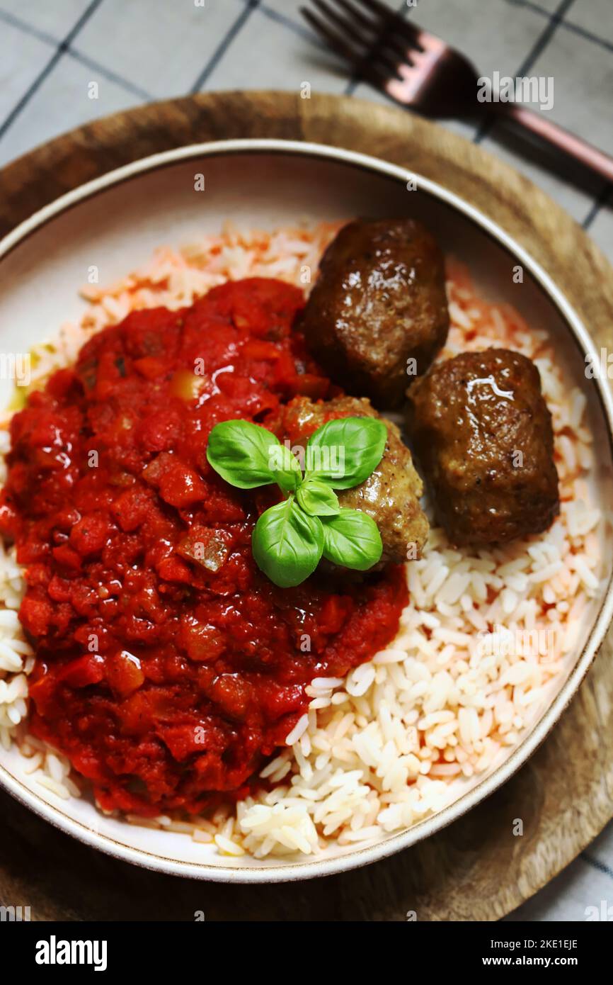 Riso con polpette e salsa di pomodoro. Foto Stock