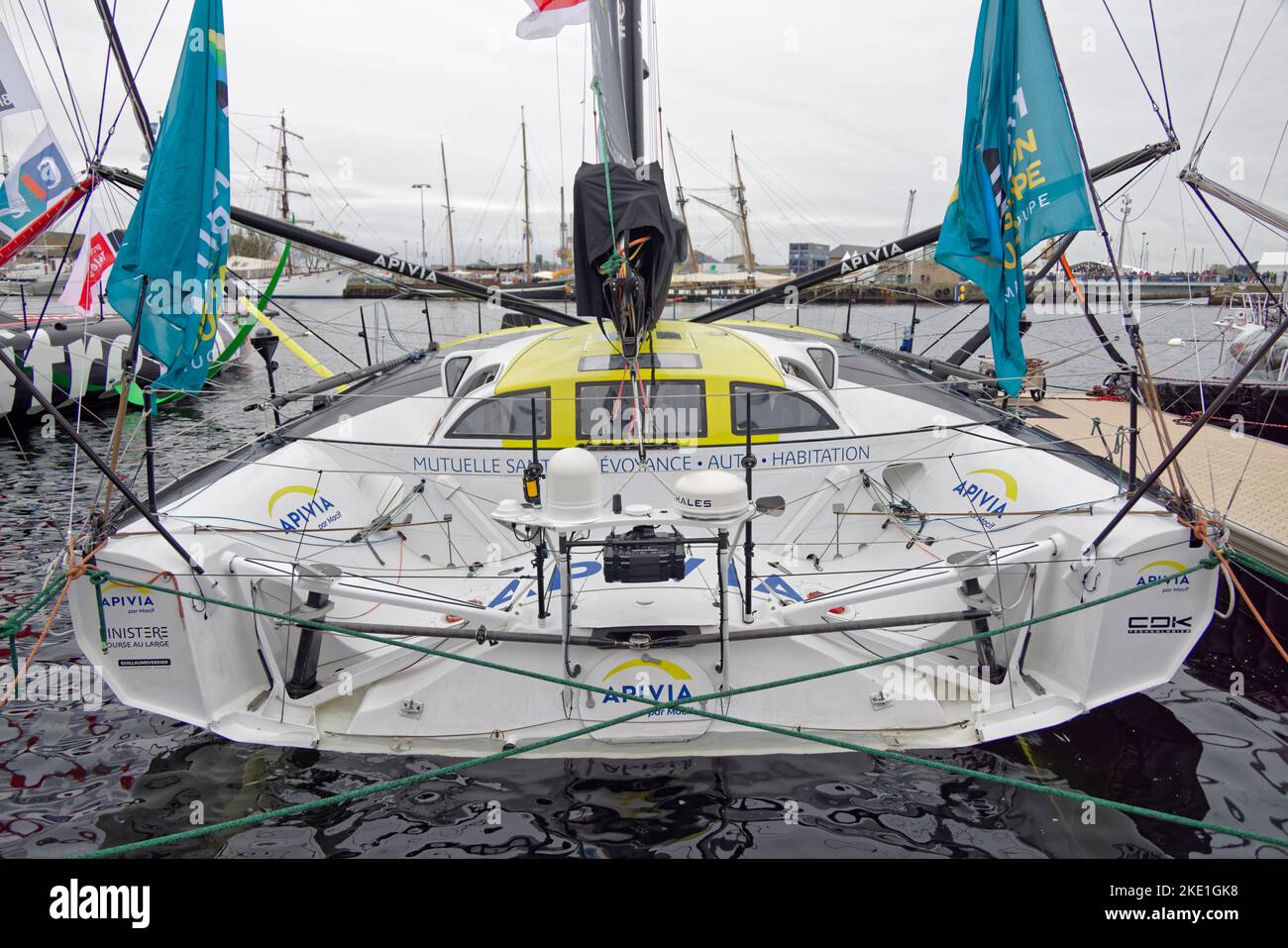 Saint-Malo, Francia. 5th Nov 2022. Lo skipper Imoca Apivia di Charlie Dalin in attesa dell'inizio della Route du Rhum il 5 novembre 2022. Foto Stock