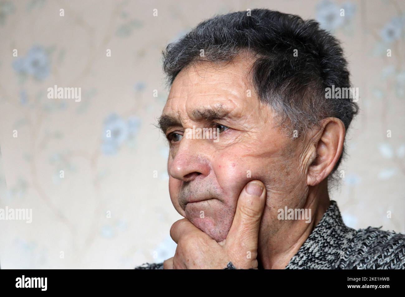 Ritratto dell'uomo anziano che pensa a qualcosa. Concetto di attività cerebrale in età avanzata e saggezza Foto Stock