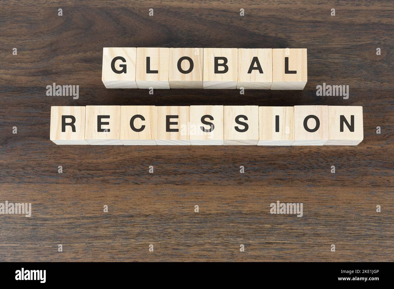 Il testo della recessione globale su un blocco di legno Foto Stock
