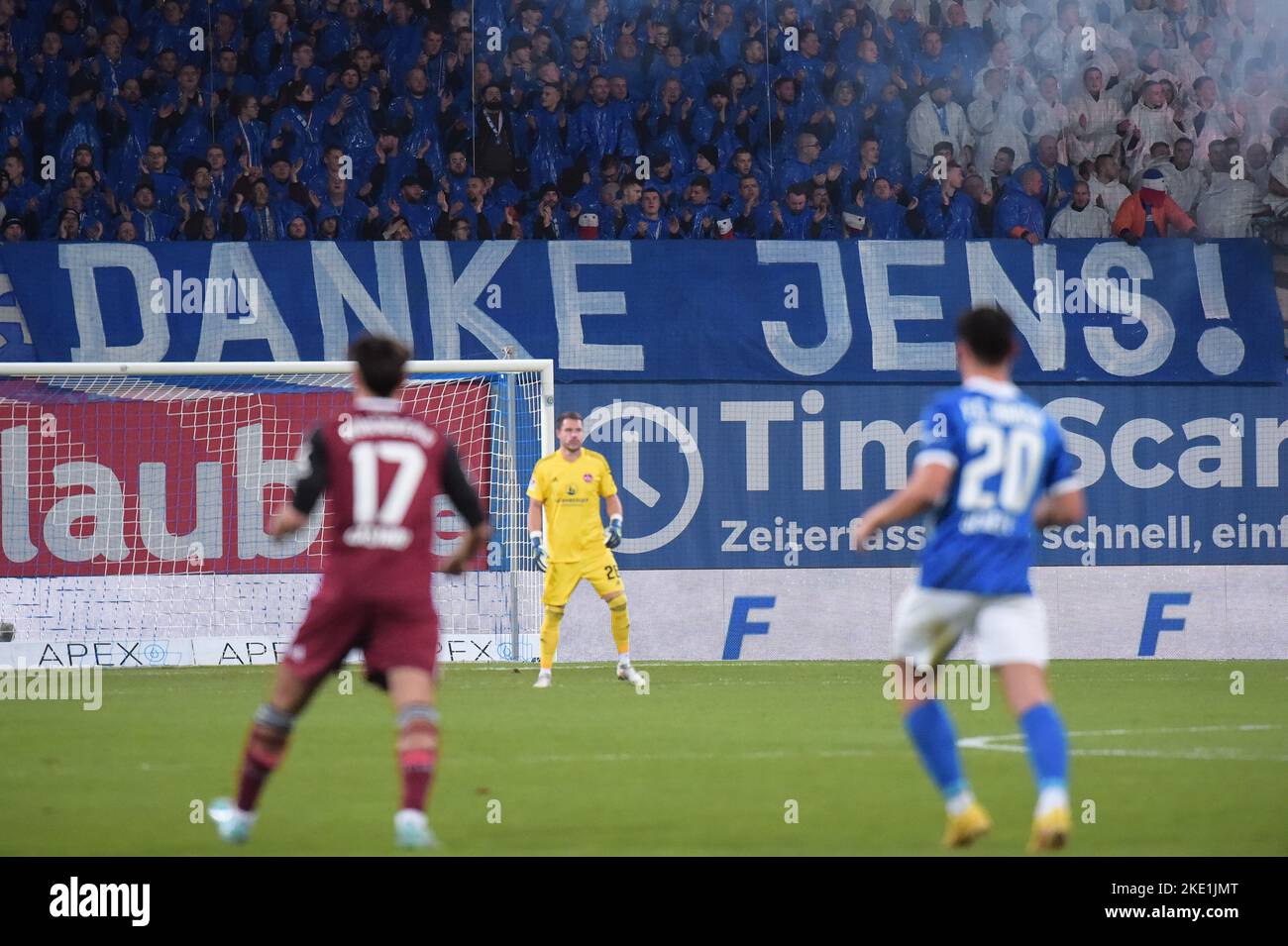 Rostock, Germania. 09th Nov 2022. Calcio: 2nd Bundesliga, Hansa Rostock - 1. FC Nürnberg, giorno 16, Ostseestadion. I tifosi ringraziano il loro ex allenatore Jens Härtel con un banner che legge "grazie Jens!" negli stand. Credit: Gregor Fischer/dpa - NOTA IMPORTANTE: In conformità ai requisiti della DFL Deutsche Fußball Liga e del DFB Deutscher Fußball-Bund, è vietato utilizzare o utilizzare fotografie scattate nello stadio e/o della partita sotto forma di sequenze di immagini e/o serie di foto simili a video./dpa/Alamy Live News Foto Stock