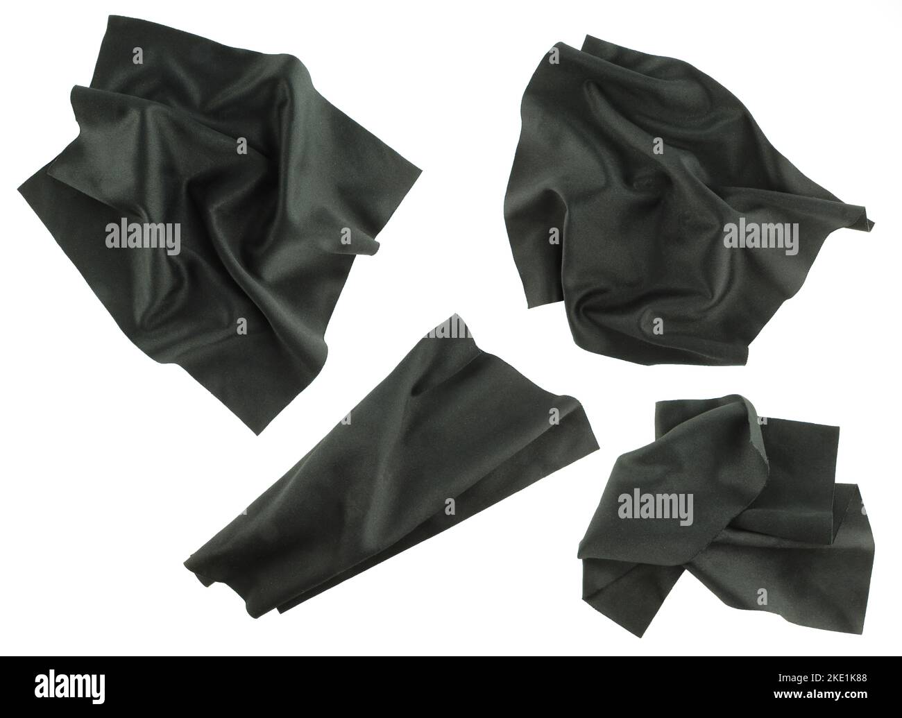 Panno per la pulizia degli occhiali nero stropicciato isolato su sfondo bianco. Tessuto leggero di lino Foto Stock