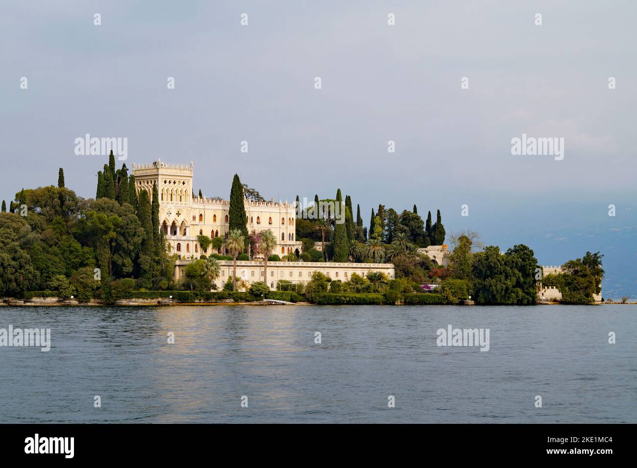 Splendida villa mediterranea con un parco pieno di alberi tropicali sull'Isola del Garda o sull'Isola di Garda o sull'Isola Borghese sul lago di Garda, Lombardia, Italia Foto Stock