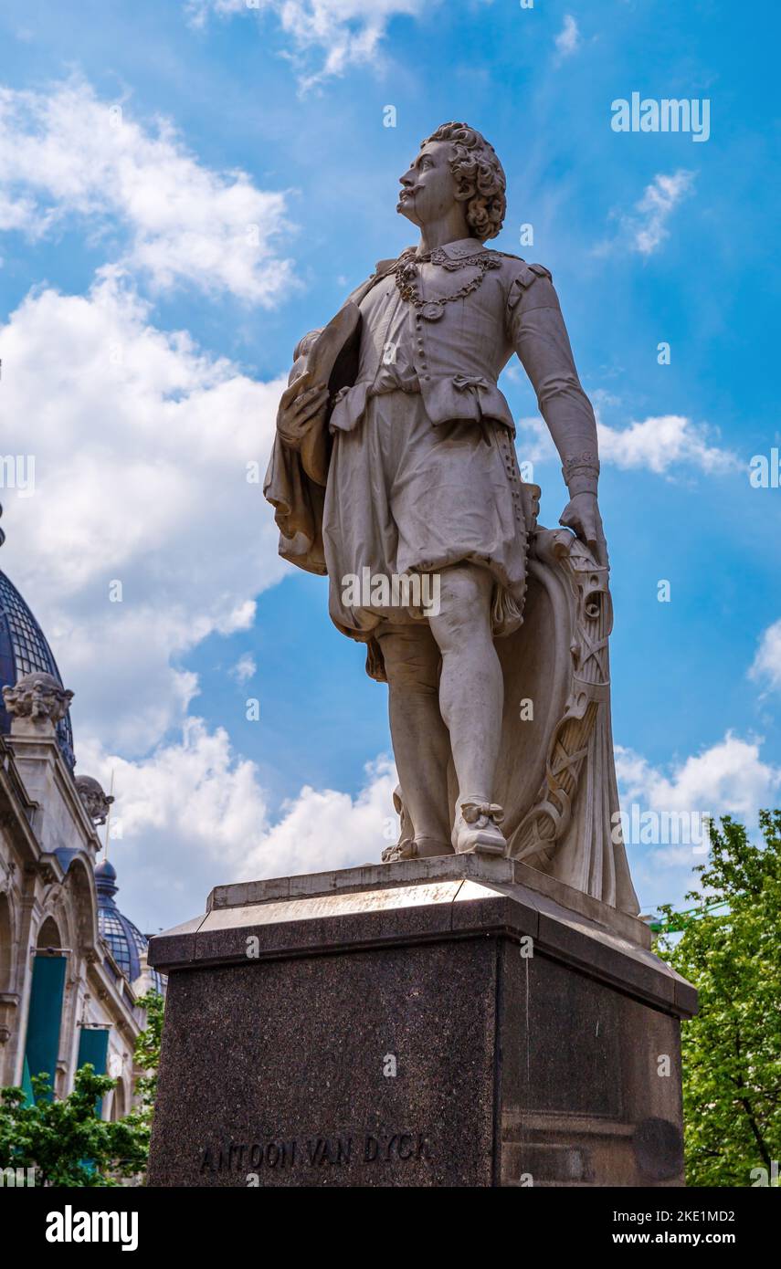 Uno scatto verticale della bella statua di Anthony Van Dyke contro un cielo blu ad Anversa, Belgio Foto Stock