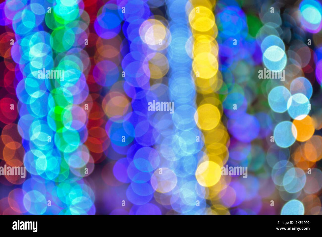 Luci sfocate, ghirlanda colorata, bokeh, sfondo festivo. Concetto di festa di nuovo anno Foto Stock