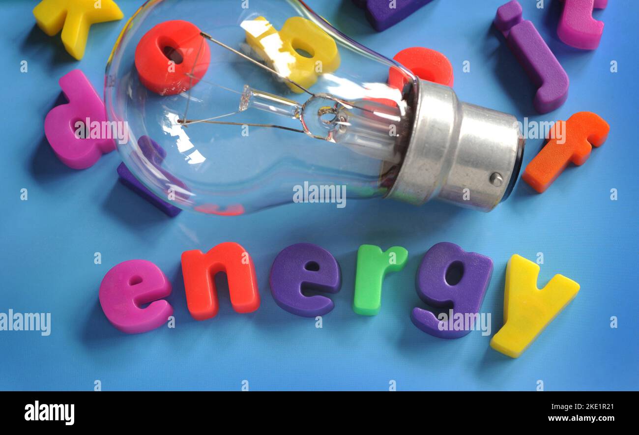 LAMPADINA CON LETTERE MAGNETICHE ORTOGRAFIA PAROLA 'ENERGIA' RE PREZZI DELL'ELETTRICITÀ COSTI ENERGETICI COSTO DELLA VITA CRISI PREZZI IN AUMENTO GAS ECC UK Foto Stock