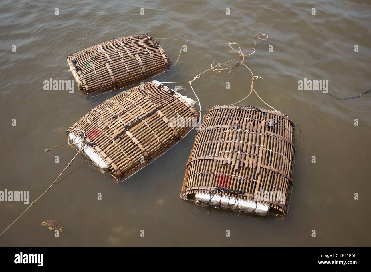 Gabbie tradizionali per la pesca del granchio di bambù al mercato KEP in Cambogia Foto Stock