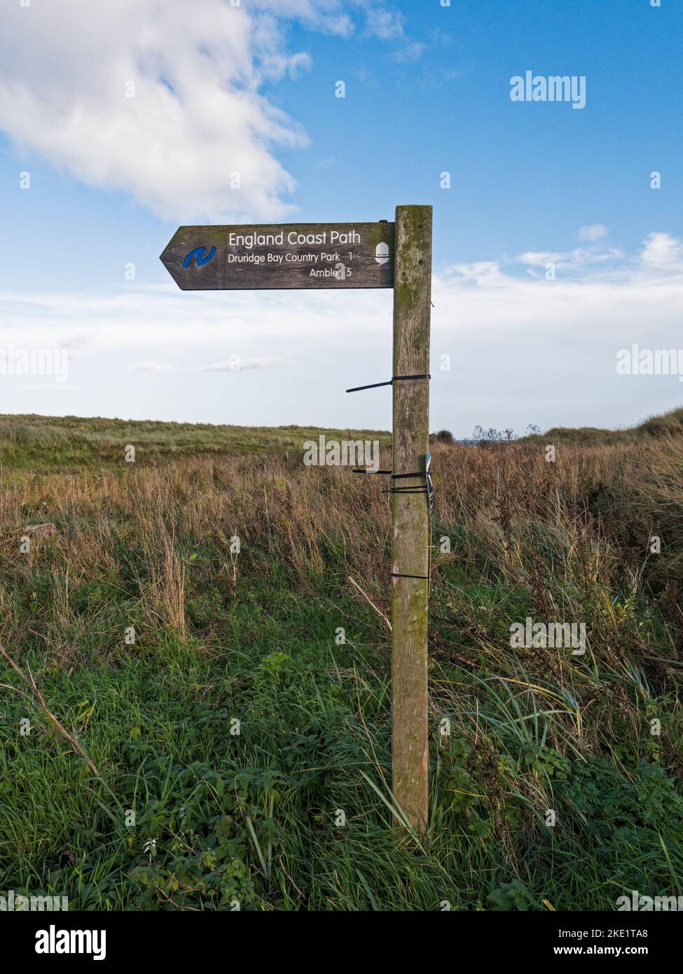 England Coast Path segno a Druidge Bay, Northumberland, Regno Unito Foto Stock