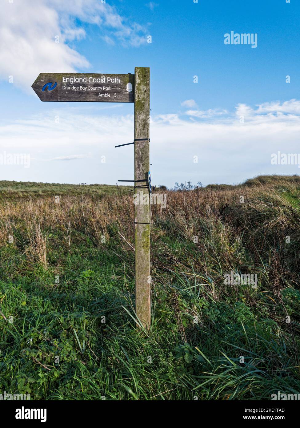 England Coast Path segno a Druidge Bay, Northumberland, Regno Unito Foto Stock