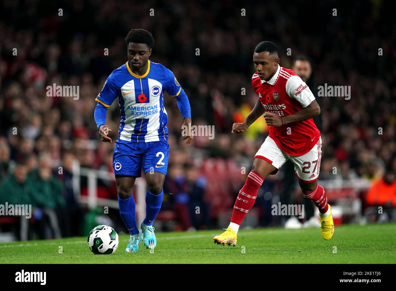 Tariq Lamptey di Brighton e Hove Albion (a sinistra) e Marquinhos dell'Arsenal combattono per la palla durante la partita di terzo turno della Carabao Cup all'Emirates Stadium, Londra. Data immagine: Mercoledì 9 novembre 2022. Foto Stock